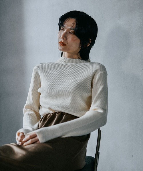 LEPSIM（レプシィム）の「12ゲージハイネックリブプルオーバー2　582379（ニット/セーター・レディース・オフホワイト/チャコールグレー/レッド/ブラック/ホワイト×ブラック・FREE）」の2枚目の写真