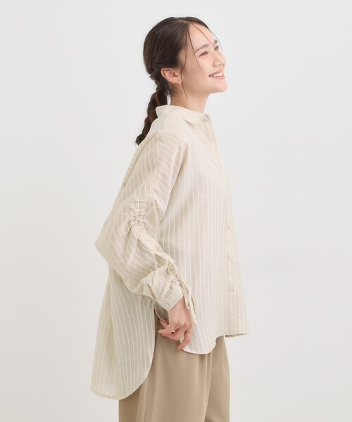 SHOO・LA・RUE(シューラルー)の「【S-LL/ひんやり】程よい透け感 ストライプ柄 お袖ギャザーデザインシャツ(シャツ/ブラウス・レディース・ブルー系7/グリーン系3/ベージュ系その他5・04/03/02/01)」の4枚目の写真