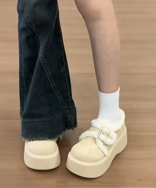 Sibra(シブラ)の「もこもこファー×厚底デザイン ガーリーに履ける冬のあったかシューズ(その他シューズ・レディース・ブラック/アイボリー・S/M/L)」の3枚目の写真