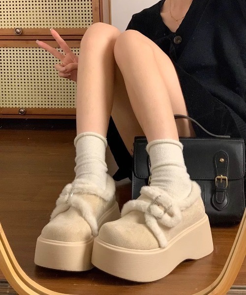 Sibra(シブラ)の「もこもこファー×厚底デザイン ガーリーに履ける冬のあったかシューズ(その他シューズ・レディース・ブラック/アイボリー・S/M/L)」の5枚目の写真