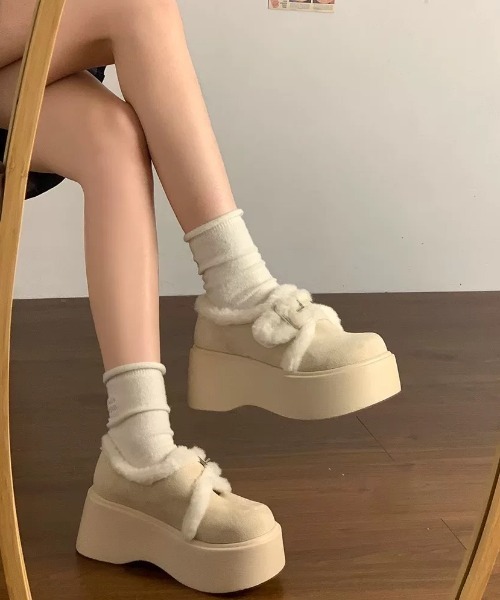 Sibra(シブラ)の「もこもこファー×厚底デザイン ガーリーに履ける冬のあったかシューズ(その他シューズ・レディース・ブラック/アイボリー・S/M/L)」の6枚目の写真