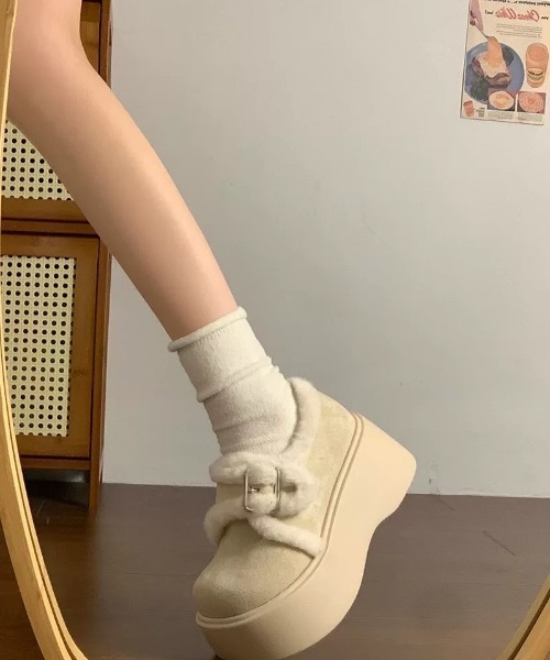 Sibra(シブラ)の「もこもこファー×厚底デザイン ガーリーに履ける冬のあったかシューズ(その他シューズ・レディース・ブラック/アイボリー・S/M/L)」の7枚目の写真