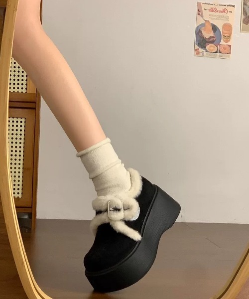 Sibra(シブラ)の「もこもこファー×厚底デザイン ガーリーに履ける冬のあったかシューズ(その他シューズ・レディース・ブラック/アイボリー・S/M/L)」の9枚目の写真