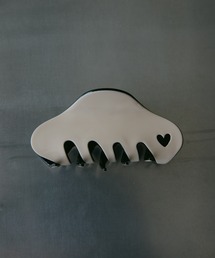 Nothing And Others（ナッシングアンドアザーズ）の「「Nothing And Others × Ayumi Uehara Collection」Heart Cutout Bicolor Hair Clip With Charm（バレッタ/ヘアクリップ）」