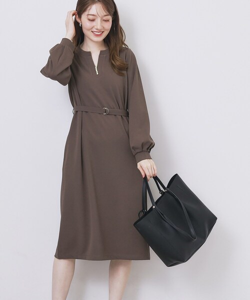 index（インデックス）の「パール調ボタン付きキーネックワンピース【洗濯機OK】《S～3L》（ワンピース・レディース・ナチュラル/ブラウン系その他/ブラック・44/42/40/38/36）」の3枚目の写真
