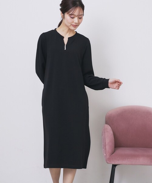 index（インデックス）の「パール調ボタン付きキーネックワンピース【洗濯機OK】《S～3L》（ワンピース・レディース・ナチュラル/ブラウン系その他/ブラック・44/42/40/38/36）」の4枚目の写真