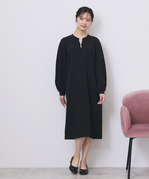 index（インデックス）の「パール調ボタン付きキーネックワンピース【洗濯機OK】《S～3L》（ワンピース・レディース・ナチュラル/ブラウン系その他/ブラック・44/42/40/38/36）」の7枚目の写真
