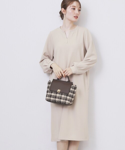 index（インデックス）の「パール調ボタン付きキーネックワンピース【洗濯機OK】《S～3L》（ワンピース・レディース・ナチュラル/ブラウン系その他/ブラック・44/42/40/38/36）」の12枚目の写真