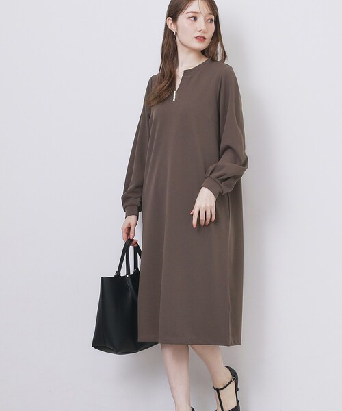 セール】パール調ボタン付きキーネックワンピース【洗濯機OK】《S～3L