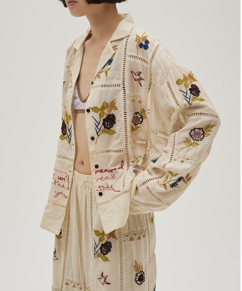 TODAYFUL（トゥデイフル）の「Embroidery Patchwork Shirts（シャツ/ブラウス・レディース・キナリ/バーガンディー/ブラック・FREE）」の14枚目の写真