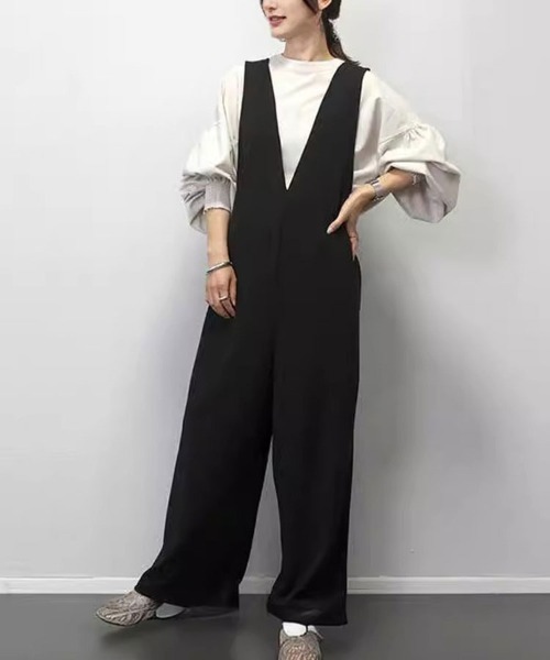 SallyLunn(サリーラン)の「【抜け感のある大人スタイル♪】Vネックサロペット(サロペット/オーバーオール・レディース・ブラック・FREE)」の1枚目の写真