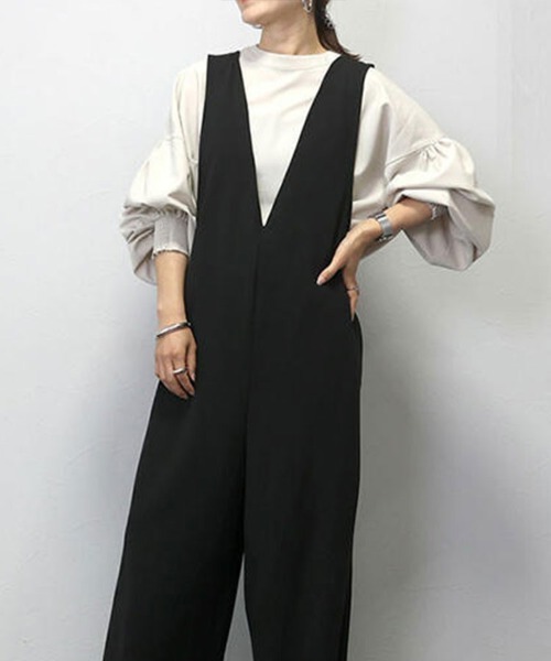 SallyLunn(サリーラン)の「【抜け感のある大人スタイル♪】Vネックサロペット(サロペット/オーバーオール・レディース・ブラック・FREE)」の2枚目の写真