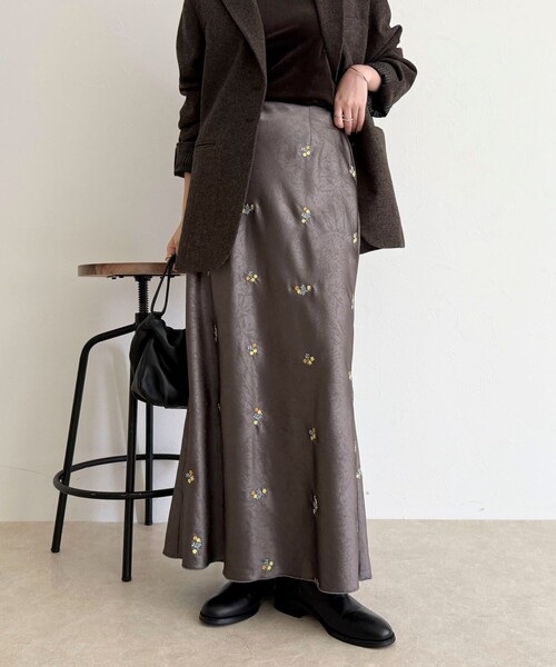 fredy emue（フレディエミュ）の「サテンフラワー刺繍スカート（スカート・レディース・グレー系その他/ブラック系その他・36/38）」の20枚目の写真