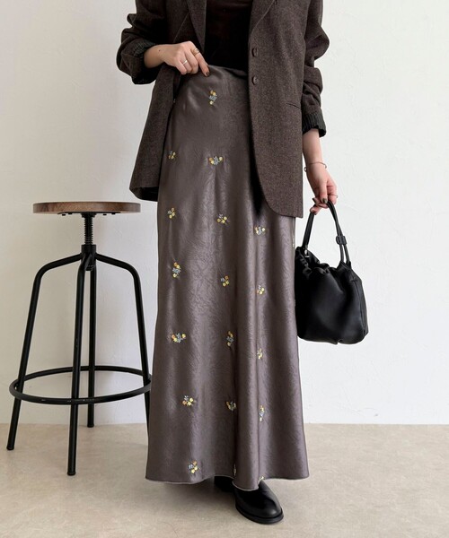 fredy emue（フレディエミュ）の「サテンフラワー刺繍スカート（スカート・レディース・グレー系その他/ブラック系その他・36/38）」の21枚目の写真