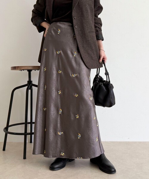 fredy emue（フレディエミュ）の「サテンフラワー刺繍スカート（スカート・レディース・グレー系その他/ブラック系その他・36/38）」の22枚目の写真