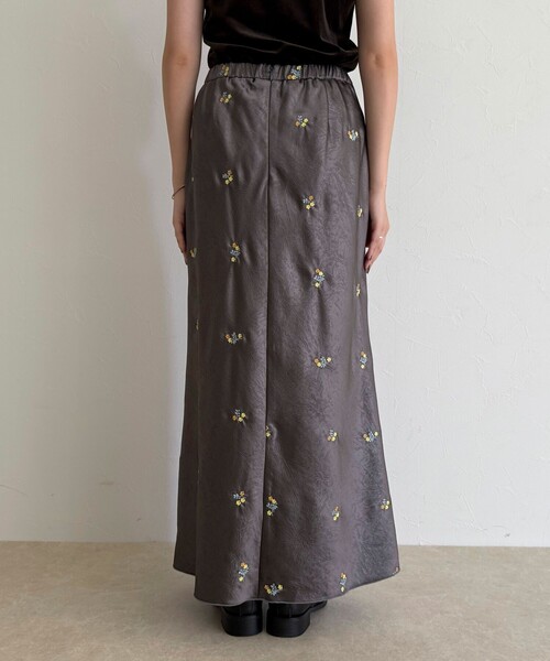 fredy emue（フレディエミュ）の「サテンフラワー刺繍スカート（スカート・レディース・グレー系その他/ブラック系その他・36/38）」の4枚目の写真