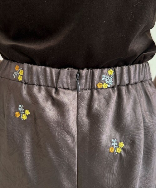 fredy emue（フレディエミュ）の「サテンフラワー刺繍スカート（スカート・レディース・グレー系その他/ブラック系その他・36/38）」の5枚目の写真