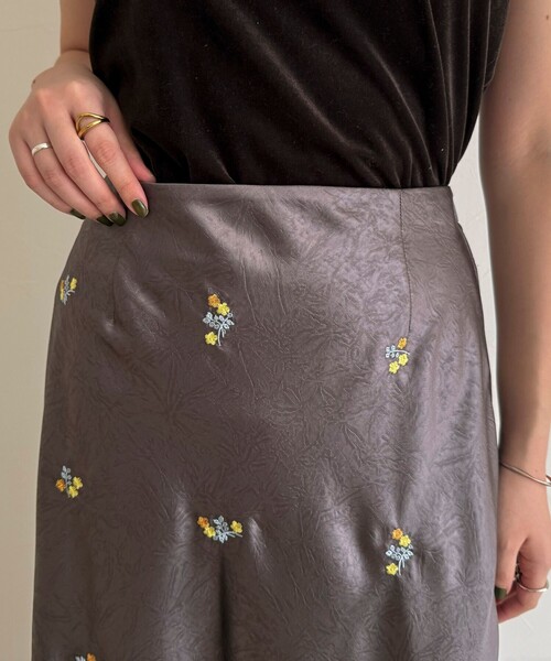 fredy emue（フレディエミュ）の「サテンフラワー刺繍スカート（スカート・レディース・グレー系その他/ブラック系その他・36/38）」の6枚目の写真