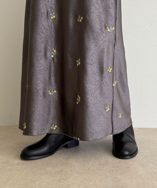 fredy emue（フレディエミュ）の「サテンフラワー刺繍スカート（スカート・レディース・グレー系その他/ブラック系その他・36/38）」の7枚目の写真