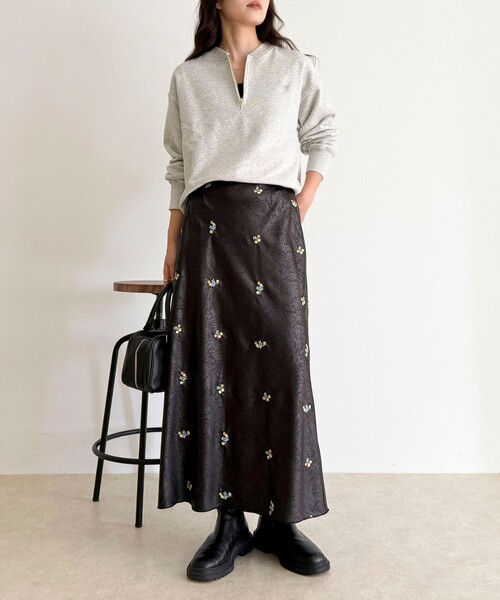 fredy emue（フレディエミュ）の「サテンフラワー刺繍スカート（スカート・レディース・グレー系その他/ブラック系その他・36/38）」の8枚目の写真