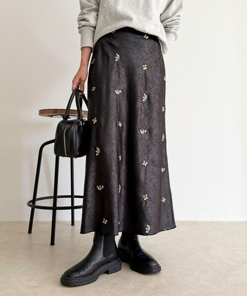 fredy emue（フレディエミュ）の「サテンフラワー刺繍スカート（スカート・レディース・グレー系その他/ブラック系その他・36/38）」の12枚目の写真
