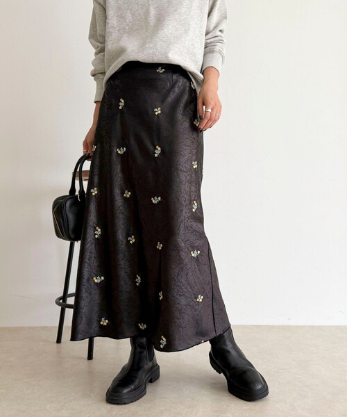 fredy emue（フレディエミュ）の「サテンフラワー刺繍スカート（スカート・レディース・グレー系その他/ブラック系その他・36/38）」の13枚目の写真