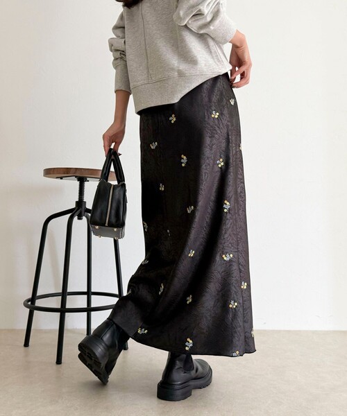 fredy emue（フレディエミュ）の「サテンフラワー刺繍スカート（スカート・レディース・グレー系その他/ブラック系その他・36/38）」の14枚目の写真
