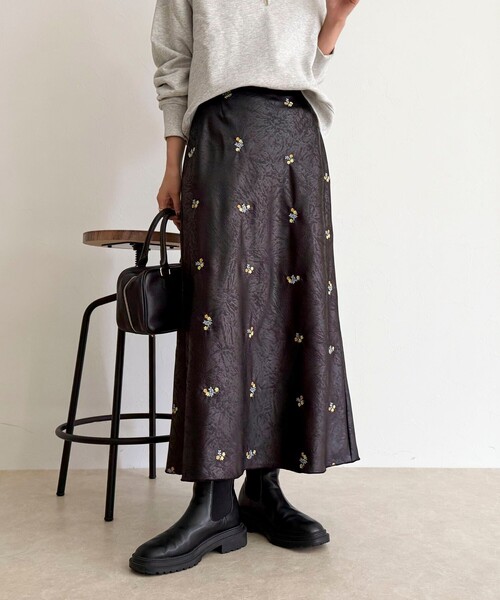 fredy emue（フレディエミュ）の「サテンフラワー刺繍スカート（スカート・レディース・グレー系その他/ブラック系その他・36/38）」の15枚目の写真