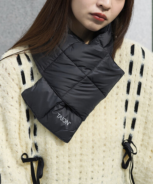 PUBLUX(パブリュクス)の「TAION/タイオン BASIC DOWN SCARF 限定展開/ベーシック ダウン スカーフ マフラー(マフラー・レディース・オフホワイト/ブラック・ONE SIZE)」の2枚目の写真
