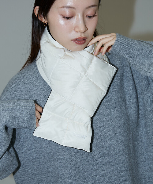 PUBLUX(パブリュクス)の「TAION/タイオン BASIC DOWN SCARF 限定展開/ベーシック ダウン スカーフ マフラー(マフラー・レディース・オフホワイト/ブラック・ONE SIZE)」の13枚目の写真