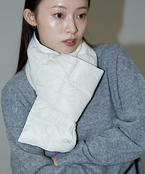 PUBLUX(パブリュクス)の「TAION/タイオン BASIC DOWN SCARF 限定展開/ベーシック ダウン スカーフ マフラー(マフラー・レディース・オフホワイト/ブラック・ONE SIZE)」の14枚目の写真