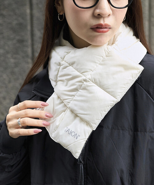 PUBLUX(パブリュクス)の「TAION/タイオン BASIC DOWN SCARF 限定展開/ベーシック ダウン スカーフ マフラー(マフラー・レディース・オフホワイト/ブラック・ONE SIZE)」の10枚目の写真