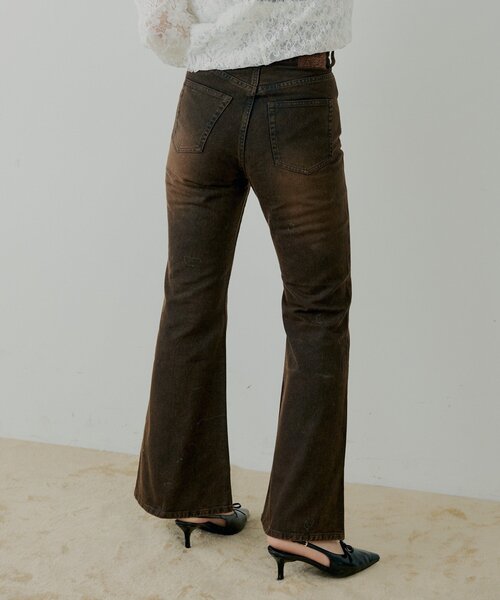 Chico（チコ）の「パッチ付きフレアデニム（デニムパンツ・レディース・ブラウン/ブルー/ネイビー/ブルー系その他3・SMALL/MEDIUM）」の2枚目の写真