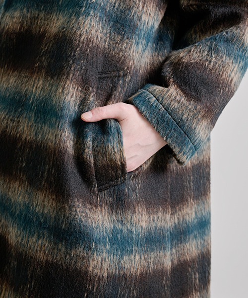 Revo.（レボ）の「Revo. オーバーサイズ シャギーチェック ダブルブレスト ロングコート（チェスターコート・メンズ・ブラック/ホワイト/レッド・2/1）」の12枚目の写真