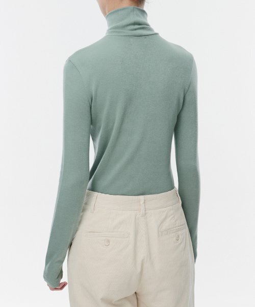 MUSINSA STANDARD WOMAN（ムシンサスタンダードウーマン）の「[ヒートタンダード] ウィメンズ薄起毛スリムタートルネック長袖Tシャツ [バジル]（Tシャツ/カットソー・レディース・その他・SMALL/MEDIUM/LARGE/X-SMALL）」の2枚目の写真
