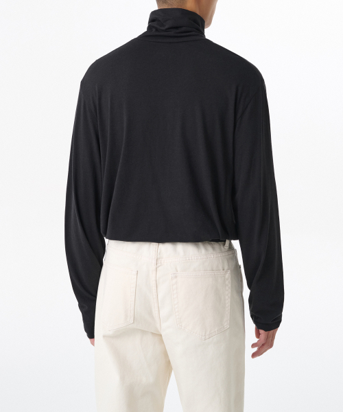 MUSINSA STANDARD（ムシンサスタンダード）の「CR タートルネック長袖Tシャツ[ブラック]（Tシャツ/カットソー・メンズ・その他・SMALL/MEDIUM/LARGE/X-LARGE/XX-LARGE/XXX-LARGE）」の2枚目の写真