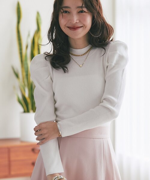 La boutique BonBon（ラブティックボンボン）の「【春まで使える！】アンゴラタッチパワショルリブニット（ニット/セーター・レディース・ブラック/サックスブルー/ピンク/ホワイト・FREE）」の2枚目の写真