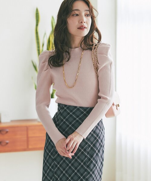 La boutique BonBon（ラブティックボンボン）の「【春まで使える！】アンゴラタッチパワショルリブニット（ニット/セーター・レディース・ブラック/サックスブルー/ピンク/ホワイト・FREE）」の4枚目の写真