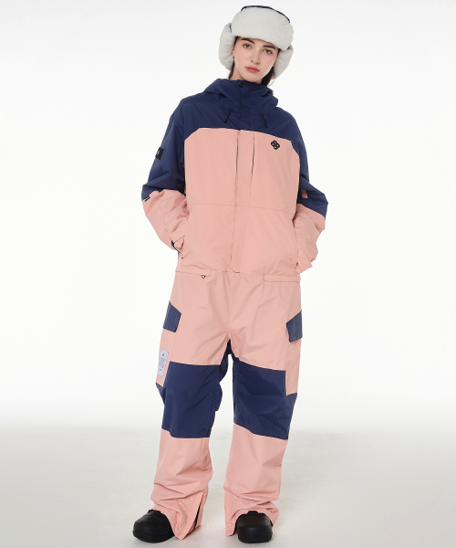 DOLL OUTERWEAR(ドラ アウターウェア)の「2425 リブレ ボードウェア ジャンプスーツ ピンク 男女共用(つなぎ/オールインワン・レディース・その他・MEDIUM/LARGE/X-LARGE/X-SMALL/SMALL)」の1枚目の写真
