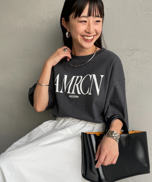 AMERICANA（アメリカーナ）の「[Americana/アメリカーナ] 別注 AMRCN ロゴプリント Tシャツ（Tシャツ/カットソー・レディース・ベージュ/スミクロ/ホワイト・ONE SIZE）」の3枚目の写真