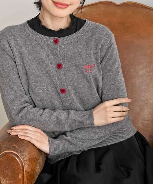 リボン刺繍＆ハートボタンクルーネックカーディガン（カーディガン