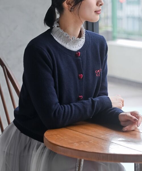 リボン刺繍＆ハートボタンクルーネックカーディガン（カーディガン