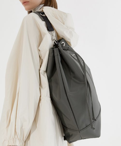 HYPHEN(ハイフン)の「NYLON BUCKET SLING BAG (B003_KHAKI)(メッセンジャーバッグ・メンズ・カーキ・FREE)」の1枚目の写真