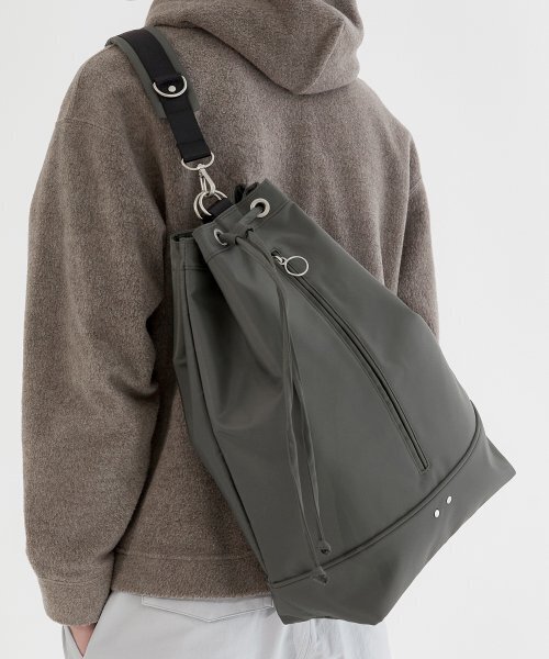 HYPHEN(ハイフン)の「NYLON BUCKET SLING BAG (B003_KHAKI)(メッセンジャーバッグ・メンズ・カーキ・FREE)」の2枚目の写真