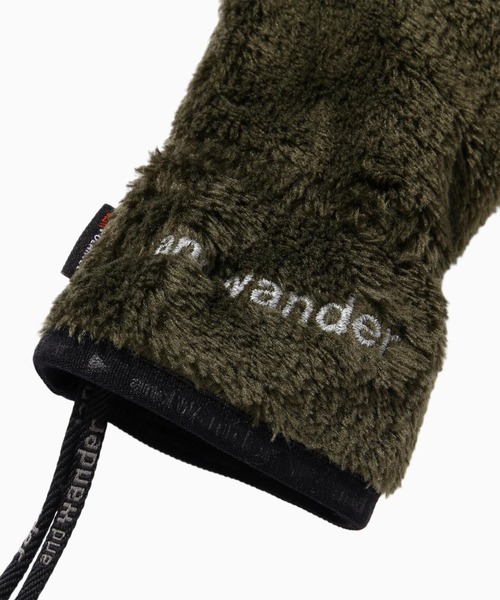 and wander（アンドワンダー）の「【and wander】high loft fleece glove（手袋・メンズ・カーキ/ブラック・FREE）」の5枚目の写真