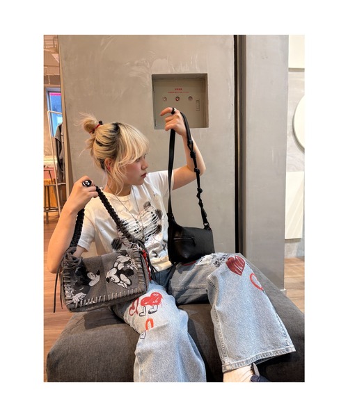 Desigual(デシグアル)の「ミッキー&ミニー 刺繍 デニム ショルダーバッグ ディズニー(ショルダーバッグ・レディース・ブラック・FREE)」の8枚目の写真