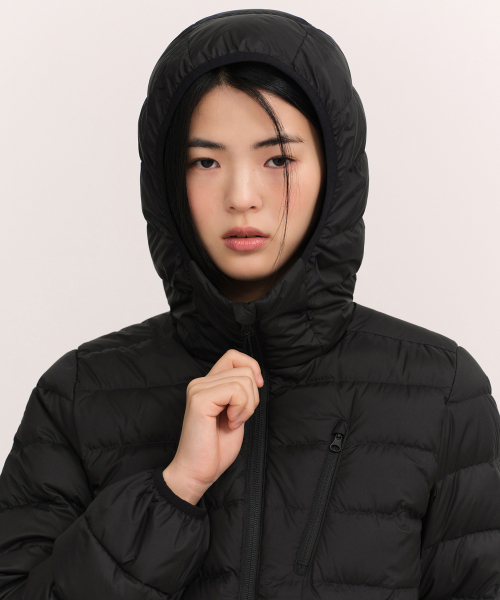 MUSINSA STANDARD WOMAN（ムシンサスタンダードウーマン）の「[シティレジャー] ウィメンズ フードパーカ ライトダウンジャケット [ブラック]（ダウンジャケット/コート・レディース・その他・SMALL/LARGE/X-LARGE/X-SMALL/MEDIUM）」の4枚目の写真