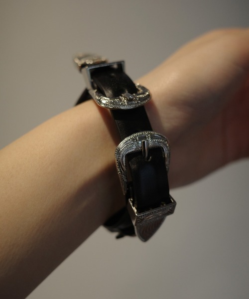 TOGA TOO(トーガトゥ)の「TOGA TOO Double buckle concho bangle(ブレスレット・レディース・ブラック・FREE)」の3枚目の写真