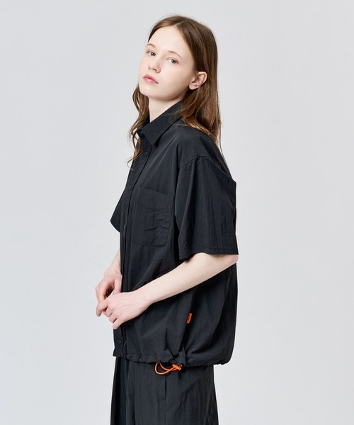 WETTEMPT（ウィテンプト）の「NYLON BICOLOR DRAWSTRING S/S SHIRT / ナイロンバイカラードローコードS/Sシャツ（シャツ/ブラウス・メンズ・ブラウン/ネイビー/ブラック・SMALL/MEDIUM/LARGE）」の6枚目の写真