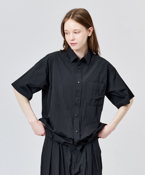 WETTEMPT（ウィテンプト）の「NYLON BICOLOR DRAWSTRING S/S SHIRT / ナイロンバイカラードローコードS/Sシャツ（シャツ/ブラウス・メンズ・ブラウン/ネイビー/ブラック・SMALL/MEDIUM/LARGE）」の7枚目の写真